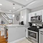 Charm City Homestay In Washington Village